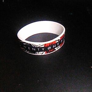 ✨free w/ bundle✨Twenty One Pilots bracelet